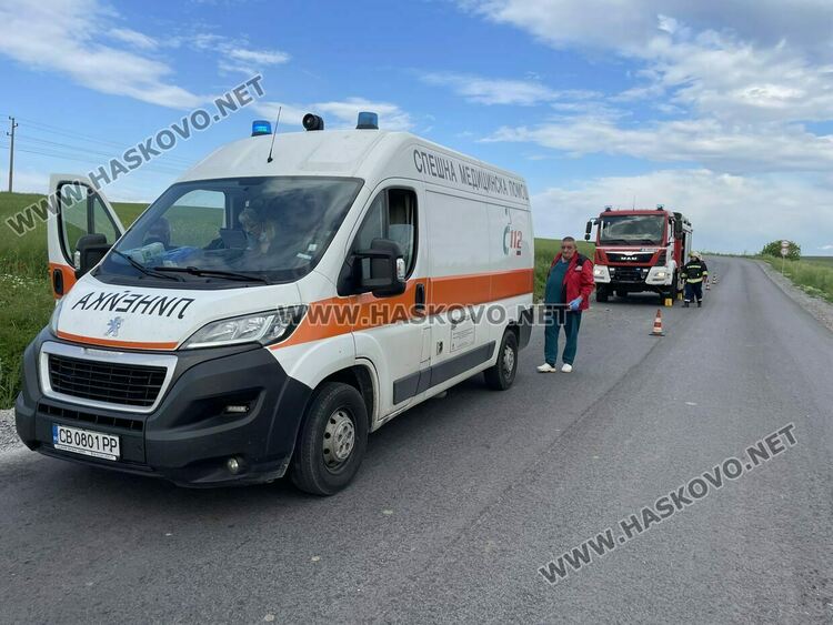 Жена пострада при удар между коли, мотопедист е в болница след падане