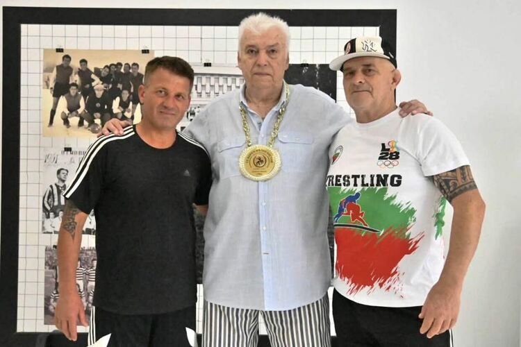 Футболната легенда Христо Бонев – Зума със златна огърлица от борците в Симеоновград